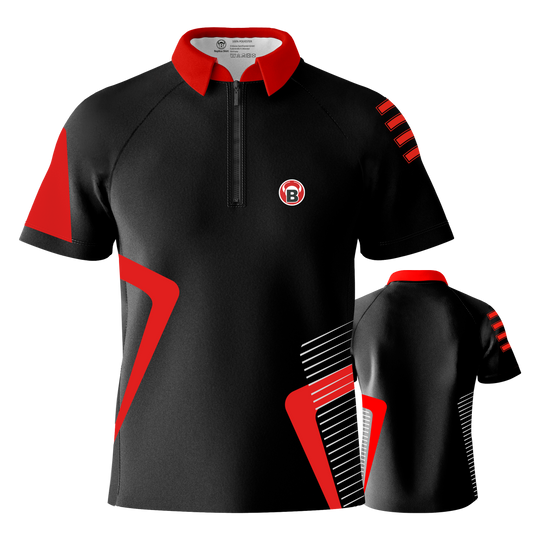 T-shirt Bulls Team Dart - Rouge Das Bild zeigt ein schwarzes Dartshirt mit roten und weißen Akzenten. Das Shirt hat einen roten Kragen und das Bulls-Logo auf der Vorderseite.
