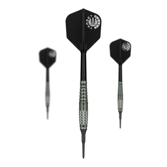 Fléchettes souples Target Japan Akito Yamagata Scream GEN1 - 19 g Das Bild zeigt drei Softdarts mit schwarzem Flight und silbernem Griffbereich. Auf dem mittleren Dart steht "TARGET JAPAN" geschrieben.