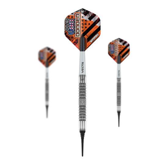 Fléchettes souples Winmau Jules Van Dongen - 20g Das Bild zeigt drei Winmau Jules Van Dongen Softdarts mit einem Gewicht von 20g. Die Darts haben auffällige, orange-schwarze Flights und eine silberne, geriffelte Griffzone.