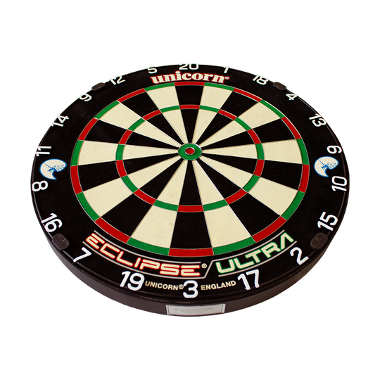 Cible de fléchettes en acier Unicorn Eclipse Ultra Das Bild zeigt eine Unicorn Eclipse Ultra Steeldartboard. Die Dartscheibe hat ein klassisches Design mit schwarzen, weißen, roten und grünen Feldern sowie klaren Zahlen.