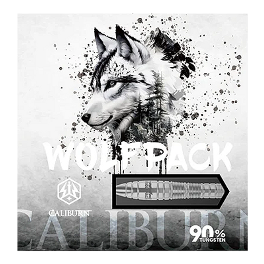 Fléchettes en acier Caliburn Wolfpack W2 - 22 g Das Bild zeigt die Verpackung der Caliburn Wolfpack W2 Steeldarts – 22g mit einer stilisierten Zeichnung eines Wolfes. Auf der Verpackung steht außerdem "90% Tungsten".
