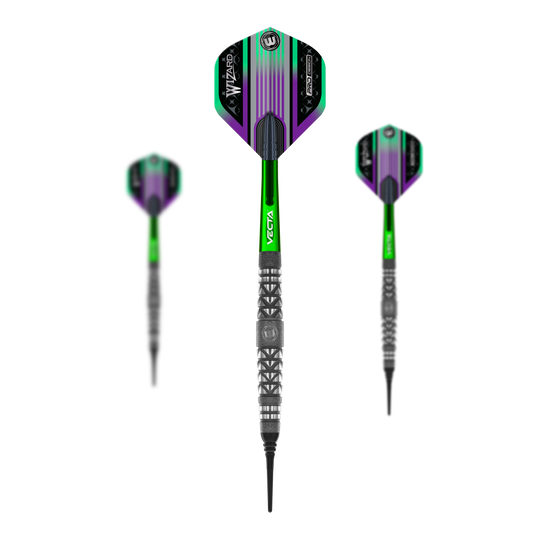 Fléchettes souples Winmau Simon Whitlock à poignée atomisée Das Bild zeigt drei Softdarts der Marke Winmau Simon Whitlock Atomised Grip. Die Darts haben grüne und lilafarbene Flights sowie einen strukturierten, silber-schwarzen Grip.