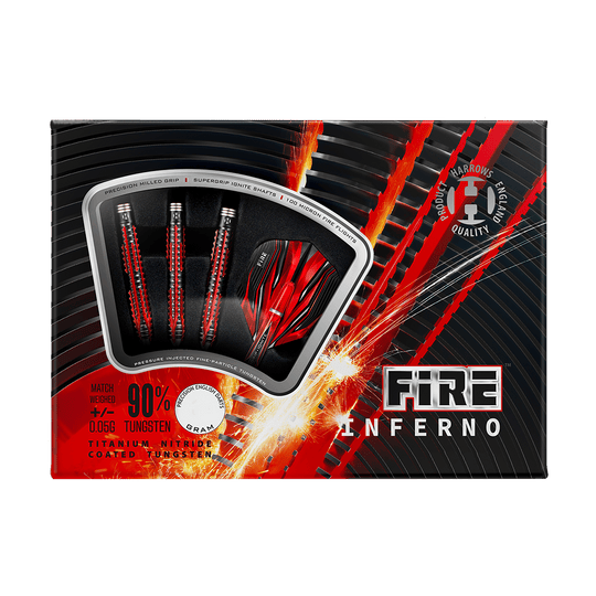 HA26999_Harrows_Fire_Inferno_Steeldarts_3 Das Bild zeigt eine Packung der "Harrows Fire Inferno Steeldarts". Die Verpackung ist auffällig in Schwarz und Rot gestaltet und enthält drei Darts mit roten Akzenten.