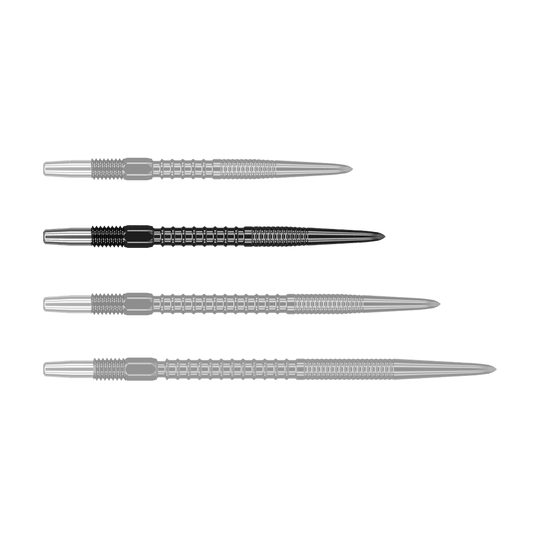 Auf dem Bild sind vier schwarze Dartspitzen zu sehen, die nebeneinander liegen. Sie haben ein geriffeltes Design und bestehen aus Metall.