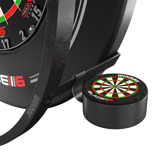 Ensemble d'accessoires plasma Winmau Das Bild zeigt das Winmau Plasma Zubehör Set für Dartscheiben. Zu sehen sind Teile des Zubehörs sowie ein Element mit einem aufgedruckten Dartboard-Design.