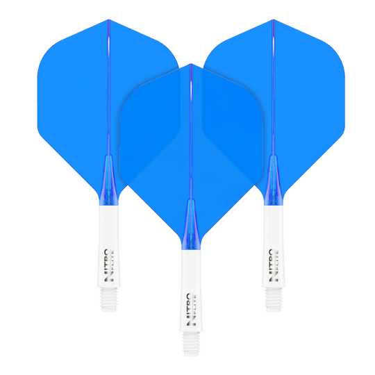 Red Dragon Nitroflite - Tige blanche Ailettes bleues n°2 Auf dem Bild sind drei blaue Dart-Flights mit weißen Schäften zu sehen. Sie stehen nebeneinander und haben die gleiche Größe und Form.