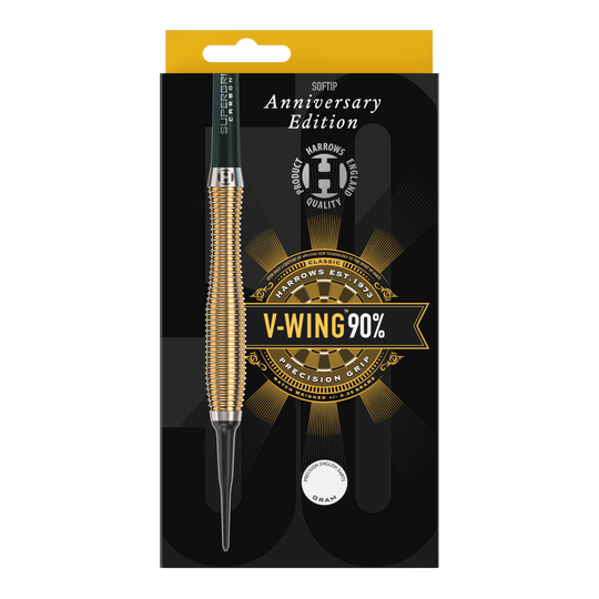 Fléchettes souples Harrows édition anniversaire V-Wing - 18 g Auf dem Bild ist eine Packung der "Harrows Anniversary Edition V-Wing Softdarts - 18g" zu sehen. Die Verpackung ist schwarz-gold gestaltet und hebt die Präzisionsqualität und den 90%igen Tungsten-Anteil hervor.