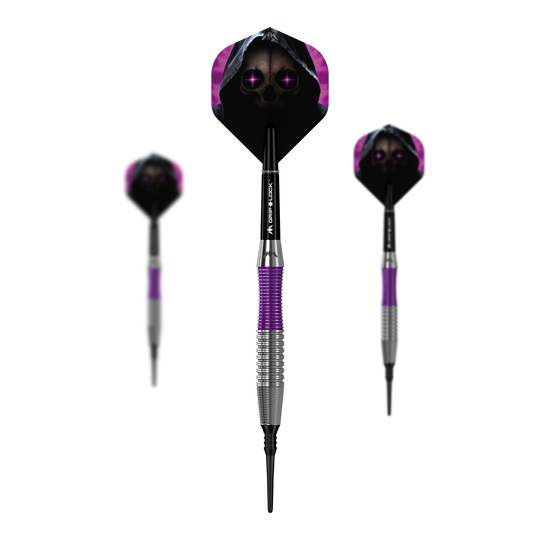 Fléchettes souples en laiton Mission Phantom - 18 g Das Bild zeigt drei Softdarts des Modells "Mission Phantom Brass Softdarts - 18g". Die Darts haben einen silbernen und lila Griff sowie Flights mit einem Totenkopf-Motiv.