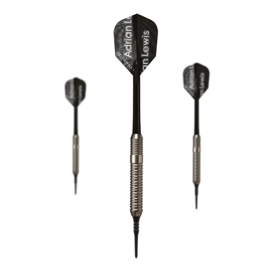 Target Adrian Lewis Silver Jackpot Softdarts - 18g Das Bild zeigt drei Softdarts des Modells "Target Adrian Lewis Silver Jackpot" mit einem Gewicht von 18g. Die Darts haben schwarze Flights und silberne, geriffelte Barrels.