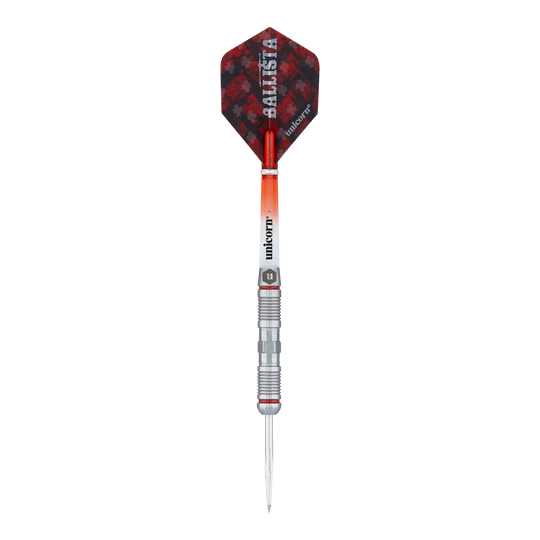 Fléchettes en acier Unicorn Ballista Style 2 Das Bild zeigt einen Steeldart namens "Unicorn Ballista Style 2". Der Dart hat einen rot-schwarzen Flight und einen silbernen Schaft mit auffälligen Rillen.