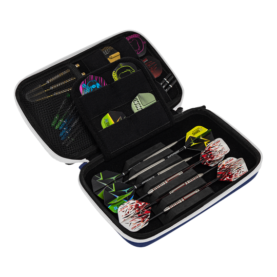 Das Bild zeigt ein geöffnetes Dart-Etui mit mehreren Darts und Zubehörteilen. In den Fächern sind verschiedene Flights und Spitzen ordentlich verstaut.