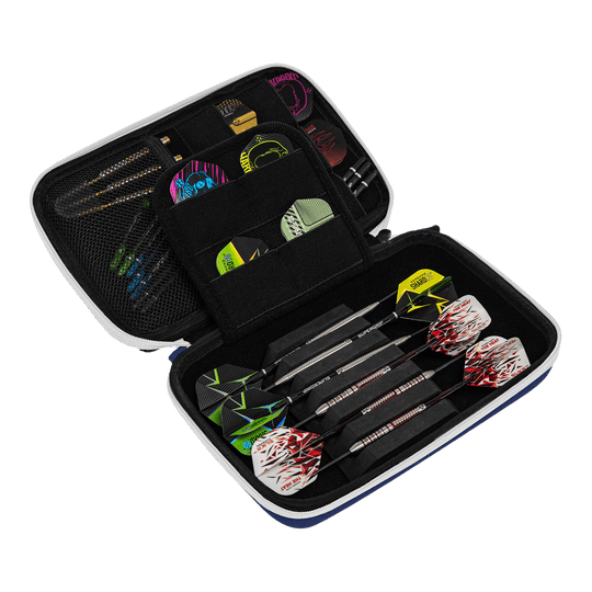 Portefeuille à fléchettes Harrows Smart Case XL Das Bild zeigt ein geöffnetes Dart-Etui mit mehreren Darts und Zubehörteilen. In den Fächern sind verschiedene Flights und Spitzen ordentlich verstaut.