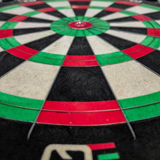 Cible de fléchettes en acier Winmau Equalizer Das Bild zeigt das Winmau Equalizer Steeldartboard. Es handelt sich um ein Dartboard für Steeldarts.