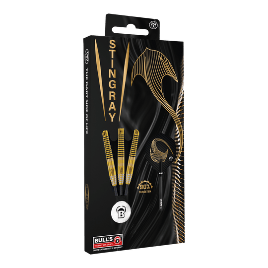 Fléchettes en acier Bulls Stingray ST3 Die Verpackung zeigt die Bulls Stingray ST3 Steeldarts mit einem stilvollen schwarzen und goldenen Design. Auf der Packung ist auch ein goldener Stachelrochen sowie der Hinweis "90% Tungsten" abgebildet.