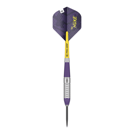 Fléchettes en acier Target Luke Littler en laiton - 22 g Das Bild zeigt einen Target Luke Littler Brass Steeldart mit einem Gewicht von 22g. Der Dart hat violette und silberne Elemente sowie einen gelben Schaft mit der Aufschrift „PRO GRIP“.