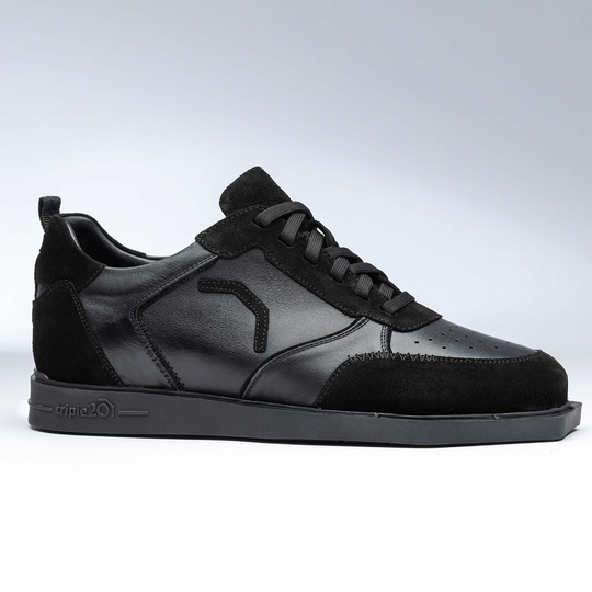 20100006-00_Triple20_Dartschuhe_Leder_Schwarz_2 Der abgebildete Schuh ist der "Triple20 Dartschuhe Leder - Schwarz". Er besteht aus schwarzem Leder mit schwarzen Schnürsenkeln und einer schwarzen Sohle.