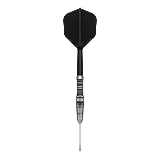 Dieses Bild zeigt einen Target Japan Black Marque Heracles Steeldart. Der Dart hat eine schwarze Flight und einen silbernen, gerillten Barrel.
