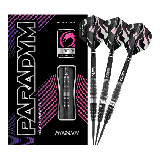 Das Bild zeigt die Red Dragon Paradym Torpedo Steeldarts zusammen mit ihrer Verpackung. Die Darts haben ein schwarz-silbernes Design und sind für Präzision und Langlebigkeit bekannt.