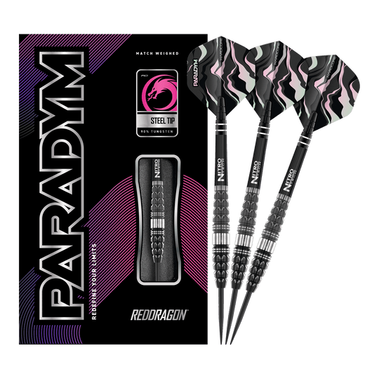 Fléchettes en acier Red Dragon Paradym Torpedo Das Bild zeigt die Red Dragon Paradym Torpedo Steeldarts zusammen mit ihrer Verpackung. Die Darts haben ein schwarz-silbernes Design und sind für Präzision und Langlebigkeit bekannt.