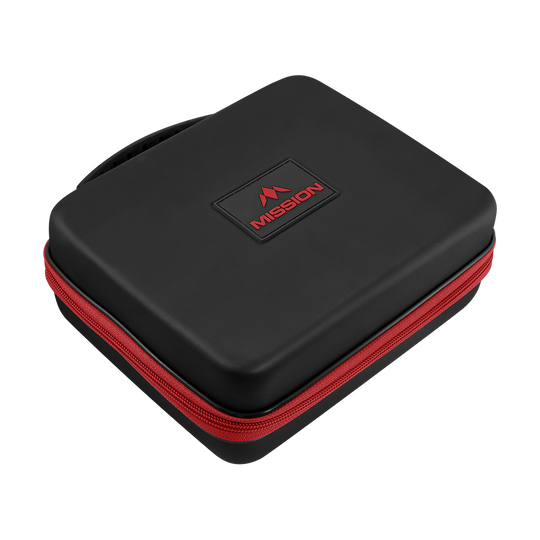 Das Bild zeigt eine schwarze Dart-Tasche mit einem roten Reißverschluss. Auf der Oberseite steht das Wort „MISSION“ in Rot.