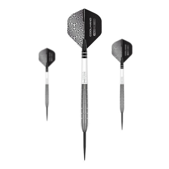Fléchettes en acier Red Dragon Luke Humphries TX1 Pioneer Auf dem Bild sind drei Steeldarts mit schwarz-weißem Design zu sehen. Die Flights haben ein geometrisches Muster und der Schaft ist silberfarben mit feinen Rillen.