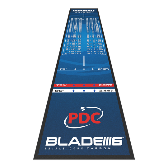 Tapis de fléchettes Winmau Outshot Die Abbildung zeigt die Winmau Outshot Dartmatte 2024 in blauem Design. Auf der Matte sind verschiedene Abwurflinien, Checkout-Tabelle und das PDC-Logo abgebildet.