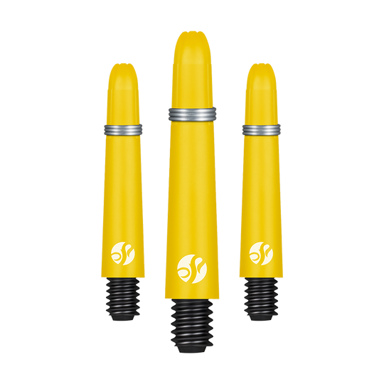 Tiges en carbone Shot Koi - Jaune Das Bild zeigt drei gelbe Dartschäfte mit schwarzem Gewinde und silbernem Ring. Sie stehen nebeneinander aufrecht in unterschiedlichen Längen.