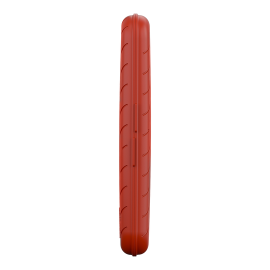 Das Bild zeigt eine schlanke, rote Darttasche von der Seite. Die Oberfläche ist strukturiert und leicht abgerundet.