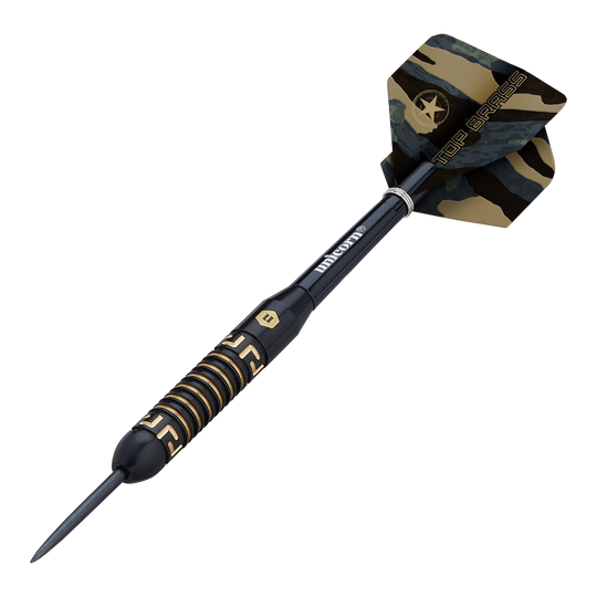 Fléchettes en acier Unicorn Top Brass V1 - 20 g Dies ist ein Steeldart namens "Unicorn Top Brass V1" mit einem Gewicht von 20g. Der Dart hat ein schwarzes und goldenes Design sowie einen Camouflage-Flügel mit der Aufschrift "Top Brass".