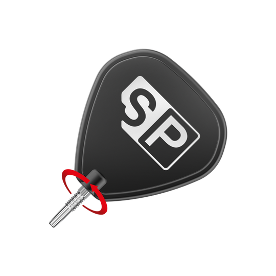 Pointes de fléchettes Target Swiss Point Chrono - Argent Das Bild zeigt eine schwarze Dartflügel mit den weißen Buchstaben "SP" darauf. An der Unterseite ist eine silberne Dartspitze zu sehen, die mit einem roten Pfeil markiert ist.