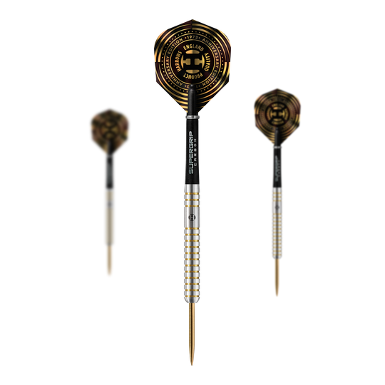Édition anniversaire de Harrows Les Steeldarts originaux Auf dem Bild sind drei Steeldarts mit silbernem Schaft und gold-schwarzen Flights zu sehen. In der Mitte steht ein Dart, auf dessen Flight das Logo zum Jubiläum der Marke Harrows abgebildet ist.