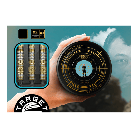 Fléchettes souples Target Japan Hot Shot GEN2 - 19 g Das Bild zeigt die Target Japan Hot Shot GEN2 Softdarts mit einem Gewicht von 19g. Drei goldfarbene Darts sind in einer Box zu sehen, daneben wird ein rundes Behältnis mit einem Zielscheiben-Design präsentiert.