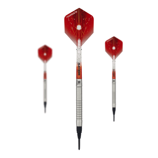 Fléchettes souples Unicorn Core XL Striker Style 1 - 19 g Das Bild zeigt drei Softdarts des Modells "Unicorn Core XL Striker Style 1" mit einem Gewicht von 19g. Die Flights der Darts sind rot mit einem Blitzdesign, und die Schäfte sind silbern.