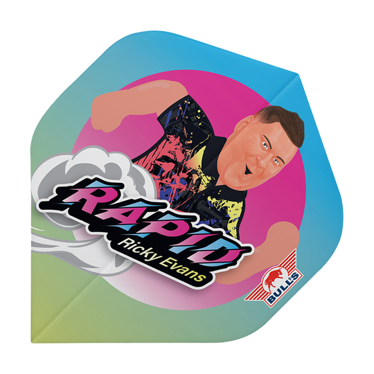 Bulls NL Player 100 Ricky Evans Cartoon No2 Vols standard Das Bild zeigt ein Dartflight mit einer bunten Karikatur von Ricky Evans. Auf dem Flight steht „Rapid Ricky Evans“ und unten rechts befindet sich das Bulls-Logo.