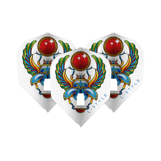 Vols L-Style Anastasia Dobromyslova V3 Blanc L3KAMI Das Bild zeigt drei weiße Dart-Flights mit einem bunten Skarabäus-Design und der Aufschrift "L-STYLE". Die Flügel des Käfers sind weit ausgebreitet und eine leuchtend rote Kugel ist oben abgebildet.