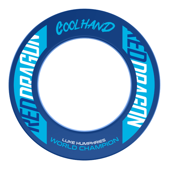 Cadre de fléchettes Red Dragon Luke Humphries, champion du monde Das Bild zeigt den "Red Dragon Luke Humphries World Champion Dartboard Surround" in Blau mit weißen und hellblauen Schriftzügen. Auf dem Produkt stehen die Wörter "Coolhand", "Red Dragon" und "Luke Humphries World Champion".