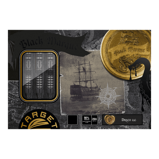 Fléchettes souples Target Japan Black Marque Draco GEN2 - 20 g Die Abbildung zeigt die Verpackung der "Target Japan Black Marque Draco GEN2 Softdarts - 20g". Auf der Schachtel sind drei schwarze Darts, ein goldener Münzaufdruck, ein Segelschiff und verschiedene dekorative Elemente zu sehen.
