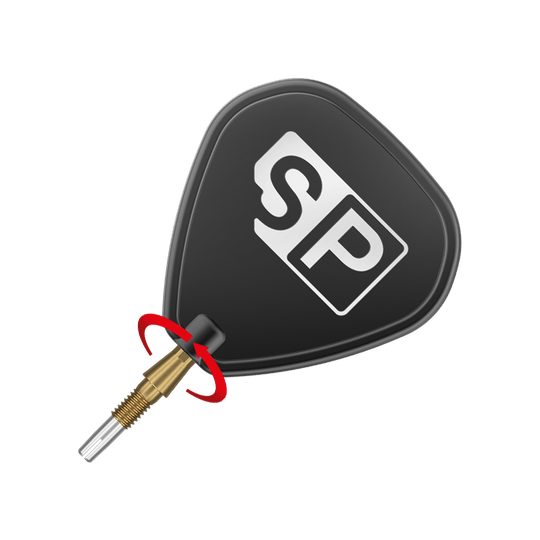 Das Bild zeigt eine goldene Dartspitze des Produkts "Target Swiss Storm Onyx Point Dartspitzen". Ein schwarzes Dartflügel mit der Aufschrift "SP" ist ebenfalls zu sehen.