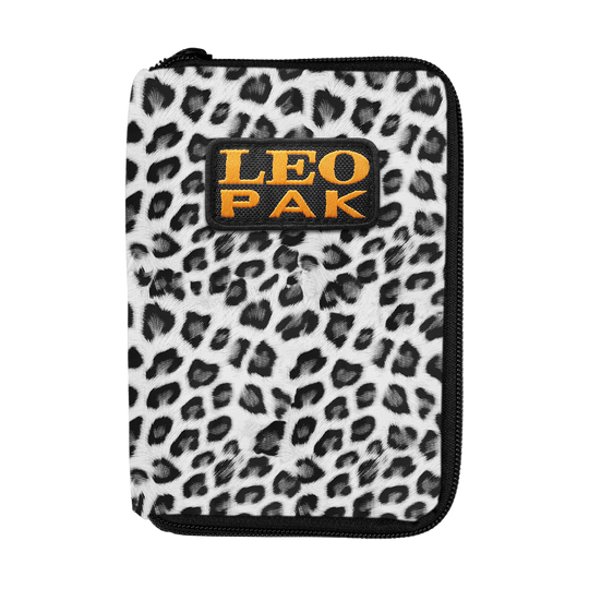 704_The_Pak_Dartcase_LeoPak_Leopard_1_Grau Das Bild zeigt ein Etui mit Leopardenmuster und einem Reißverschluss. Auf der Vorderseite befindet sich ein Aufnäher mit der Aufschrift „LEO PAK“ in gelber Schrift.