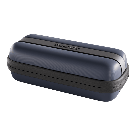 Étui à fléchettes Target BOA Das Bild ist eine Detailansicht eines Dartcase in Navy und Dunkelgrau. Das Etui bietet Schutz und Aufbewahrung für Darts.