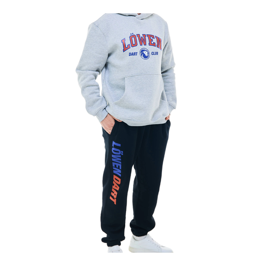 Joggers de la collection Lion Hier ist die Löwen Kollektion Jogger zu sehen. Die Hose eignet sich ideal zum Entspannen und für sportliche Aktivitäten.