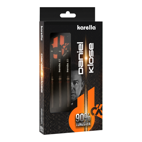 Karella Daniel Klose fléchettes souples Auf dem Bild ist die Verpackung der „Karella Daniel Klose Softdarts“ zu sehen. Die Darts bestehen zu 90 % aus Tungsten und werden in einer schwarzen, auffällig gestalteten Box präsentiert.