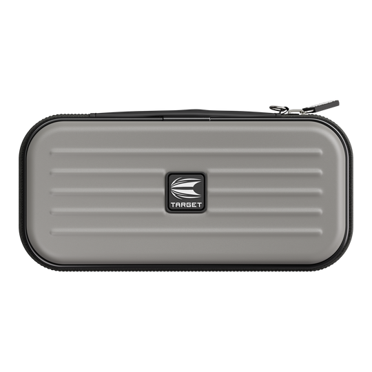 Target Takoma Dartwallet Das Bild zeigt ein graues Etui mit Reißverschluss und einem "TARGET" Logo in der Mitte. Die Oberfläche des Etuis hat horizontale Linien zur Verzierung.