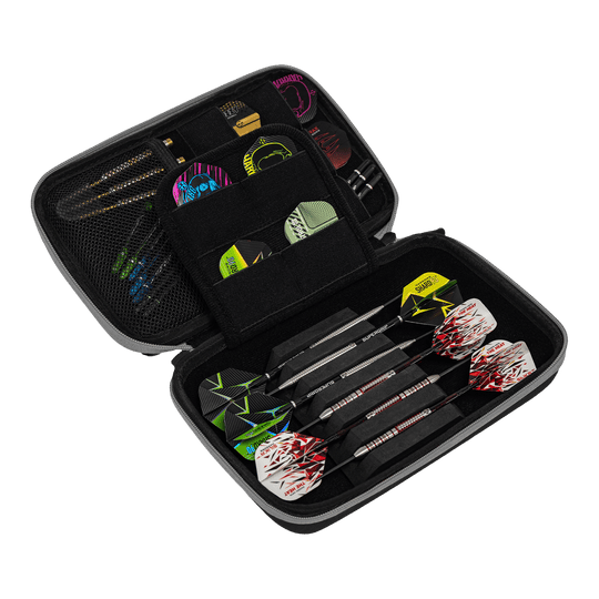 Portefeuille à fléchettes Harrows Smart Case XL Das Bild zeigt ein geöffnetes Dart-Etui mit mehreren Darts und Zubehörteilen ordentlich verstaut. Die Aufbewahrungstasche ist schwarz und bietet verschiedene Fächer für Flights und Ersatzteile.