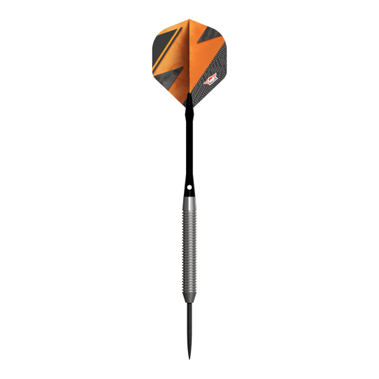 Fléchettes en acier orange Bulls NL Lightning Das Bild zeigt den Steeldart "Bulls NL Lightning Orange" mit einer auffälligen orangenen und schwarzen Flight. Der Schaft ist silberfarben und geriffelt, während die Dartspitze schwarz ist.