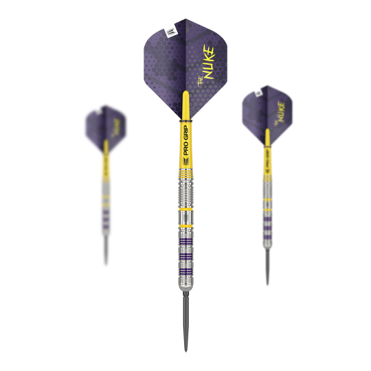 Fléchettes en acier Swiss Point Target Luke Littler Loadout Das Bild zeigt die Target Luke Littler Loadout Swiss Point Steeldarts. Die Darts sind silberfarben mit gelben und violetten Akzenten und haben violette Flights mit der Aufschrift "The Nuke".