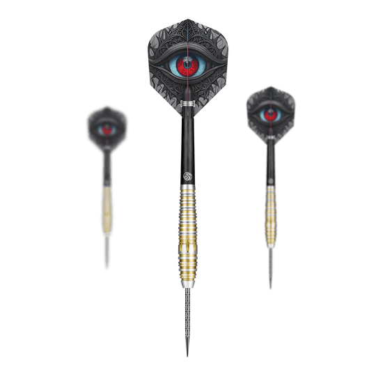 Fléchettes en acier Shot Celt Balor Das Bild zeigt drei Steeldarts des Produkts „Shot Celt Balor Steeldarts“ vor schwarzem Hintergrund. Auf den Flights ist ein auffälliges, stilisiertes Auge in leuchtenden Farben abgebildet.