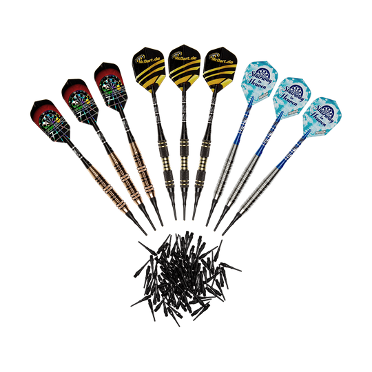 DP03SD_McDart_9er_Softdarts_1 Das Bild zeigt neun Softdarts der Marke McDart, die in drei verschiedenen Designs angeordnet sind. In der Mitte liegt ein Haufen mit vielen schwarzen Ersatzspitzen.
