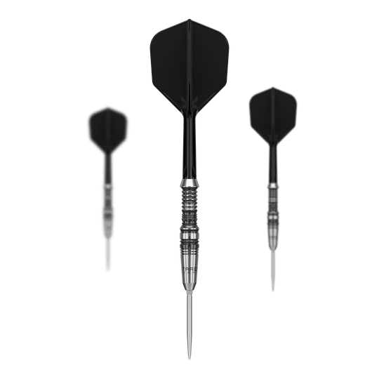 Target Japan Black Marque Heracles Steeldarts Das Bild zeigt drei Steeldarts des Produkts "Target Japan Black Marque Heracles". Die Darts haben schwarze Flights und silberne Spitzen mit einem gerillten Griff.