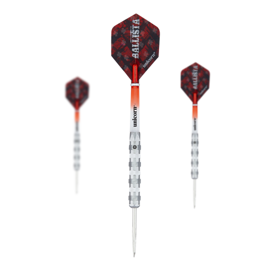 Fléchettes en acier Unicorn Ballista Style 1 Das Bild zeigt drei Steeldarts des Modells "Unicorn Ballista Style 1". Die Darts haben silberne Spitzen und Schäfte mit rot-schwarzen Flights, auf denen "Ballista" steht.